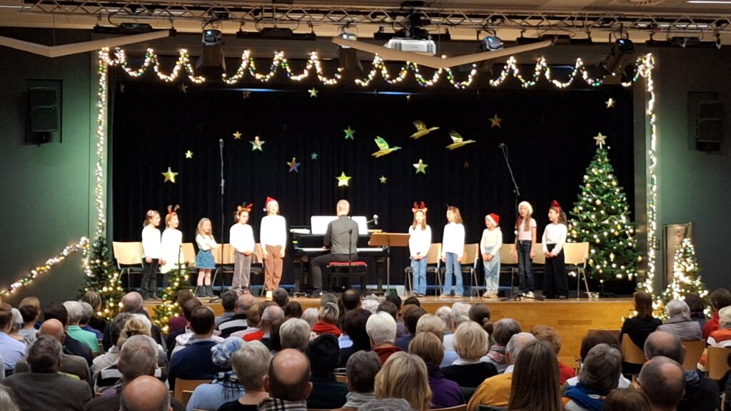 Die Chorkids Steinbach beim Adventskonzert 2025 im Bürgerhaus Steinbach